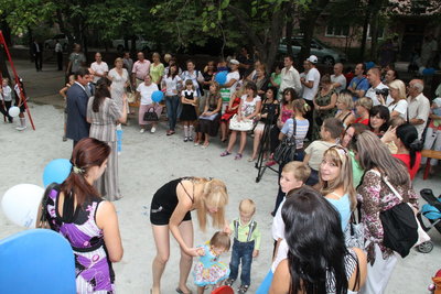 Діти та їх батьки зібралися на новому майданчику на зустріч із головою ОДА