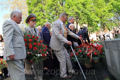 Покладання квітів