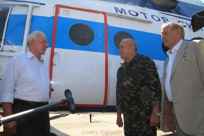 У Запоріжжі Миколі Азарову продемонстрували перший український гелікоптер