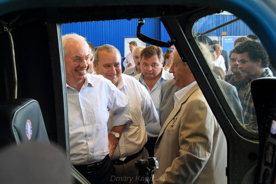 У Запоріжжі Миколі Азарову продемонстрували перший український гелікоптер