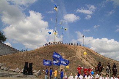 На Хортиці підняли Державний Прапор