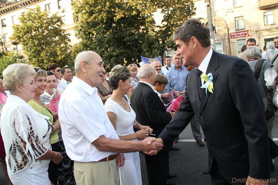Під час святкової ходи голова ОДА спілкувався з учасниками параду