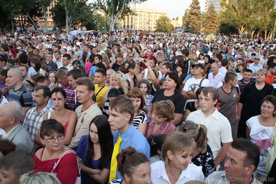 Жителі міста та гості області на концерті на пл. Фестивальній