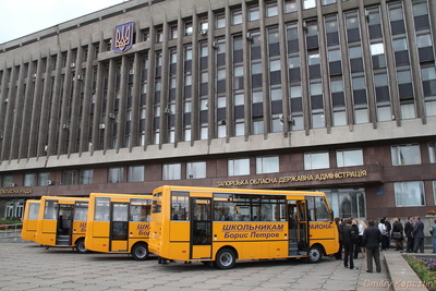 Автобуси було вручено під стінами облдержадміністрації