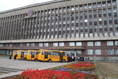 Автобуси було вручено під стінами облдержадміністрації	
