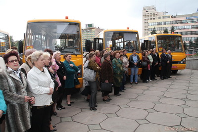 Вручення шкільних автобусів чотирьом районам області