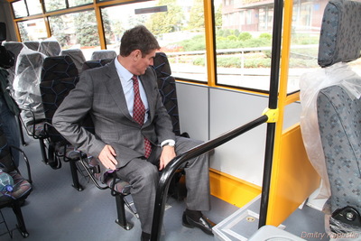 Борис Петров особисто проінспектував автобуси для школярів
