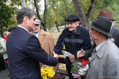 Керівник регіону привітався з ветеранами під час відвідання меморіалу Скорботна мати з нагоди вшанування пам’яті загиблих під час визволення Запоріжжя від німецько-фашистських загарбників
