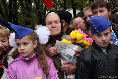 Запоріжці зібралися вшанувати пам’ять загиблих під час визволення Запоріжжя від німецько-фашистських загарбників біля меморіалу «Скорботна мати»