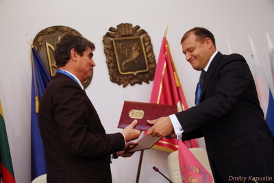 Голови Запорізької та Харківської облдержадміністрацій Борис Петров та Михайло Добкін підписали угоду про співробітництво між двома регіонами