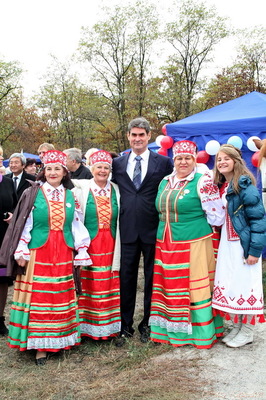 Представники національно-культурних товариств фотографувалися на згадку з головою ОДА