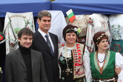 Представники національно-культурних товариств фотографувалися на згадку з головою ОДА