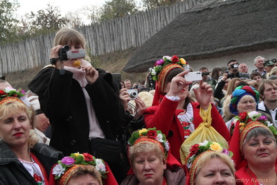 Глядачі святкового концерту  на честь відкриття козацького фестивалю «Покрова на Хортиці»