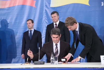 В рамках форуму Борис Петров підписав угоду про міжрегіональну співпрацю із Новосибірською областю