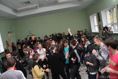 Шкільна дискотека в оновленій актовій залі - Бердянськ