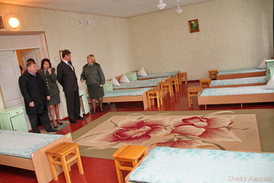 Начальник виховної  колонії Світлана Рулєвська провела Бориса Петрова по території колонії
