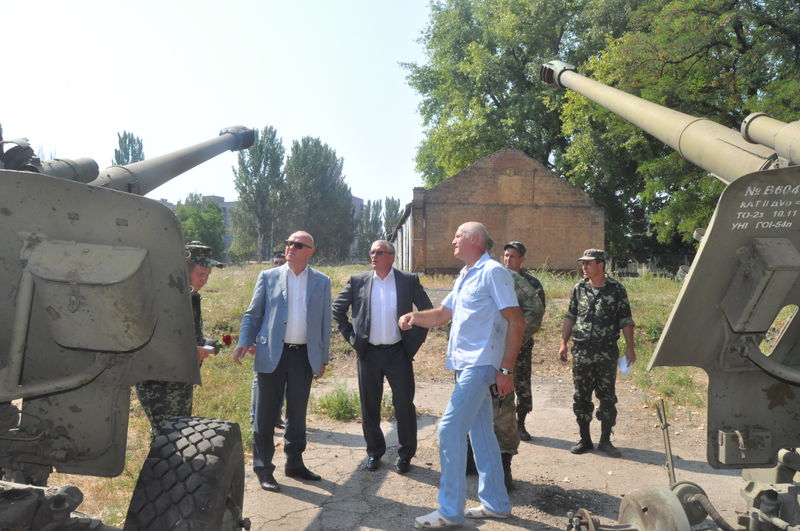 Валерій Баранов взяв на контроль питання ремонту військової техніки для відправки в зону АТО 