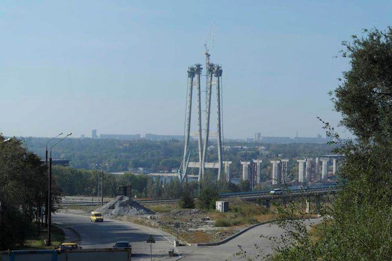 Будівництво мостів через Дніпро триває
