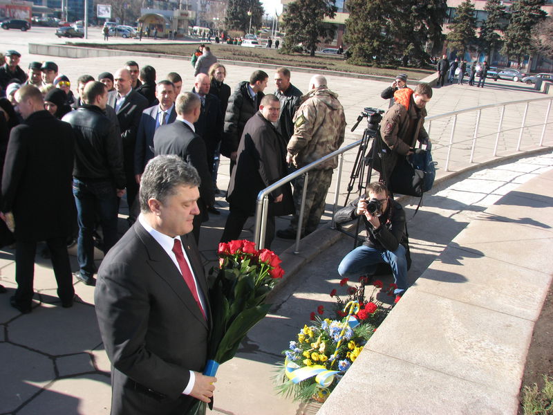 Президент поклав квіти до пам'ятного знака учасникам Революції Гідності