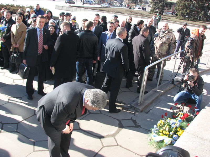 Президент поклав квіти до пам'ятного знака учасникам Революції Гідності