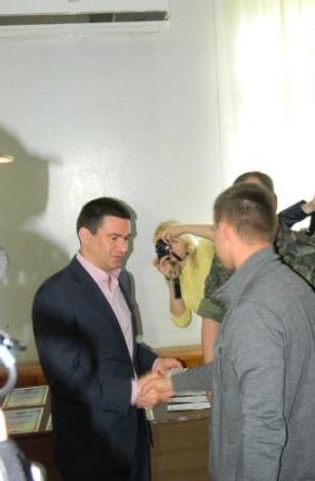 Григорій  Самардак вручив бійцям АТО  посвідчення учасників бойових дій
