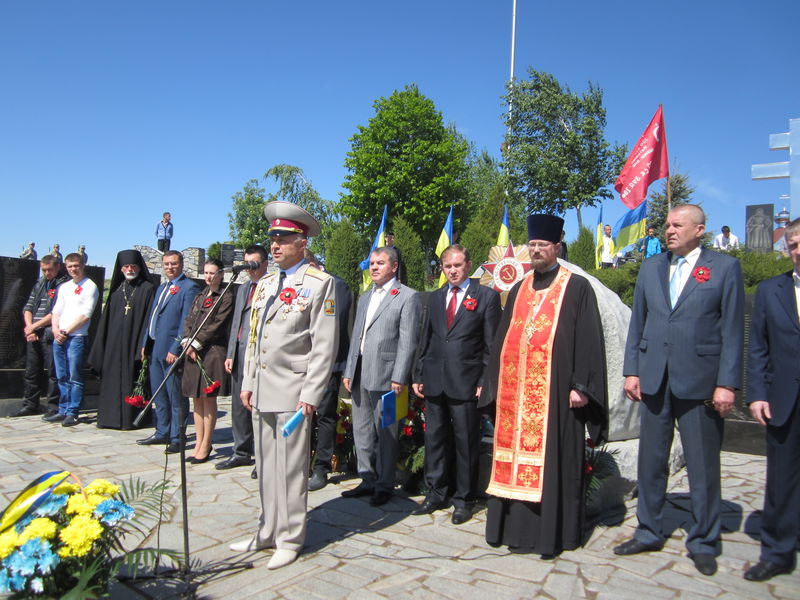В Токмацькому районі вшанували загиблих солдат Другої світової війни та новітніх героїв