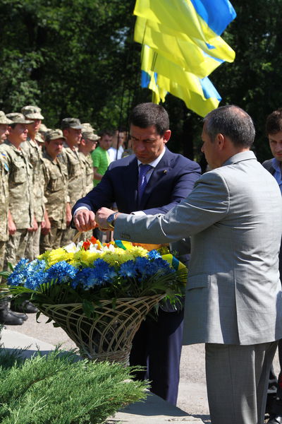 З нагоди Дня Конституції запоріжці вшанували героїв, полеглих у боротьбі за незалежність України