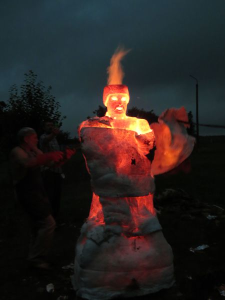Учасники пленеру «Дивосвіт» створили палаючу скульптуру «Воїн світла і добра»