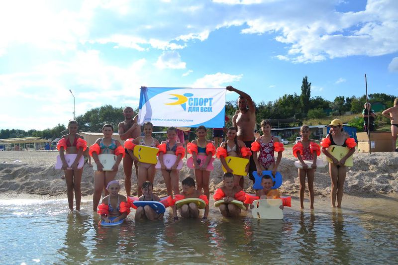 На Азовському узбережжі відкрито школу плавання