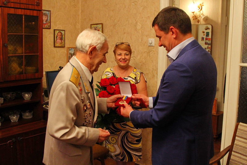 Григорій Самардак вручив медаль «За розвиток Запорізького краю» ветерану Петру Рубанову