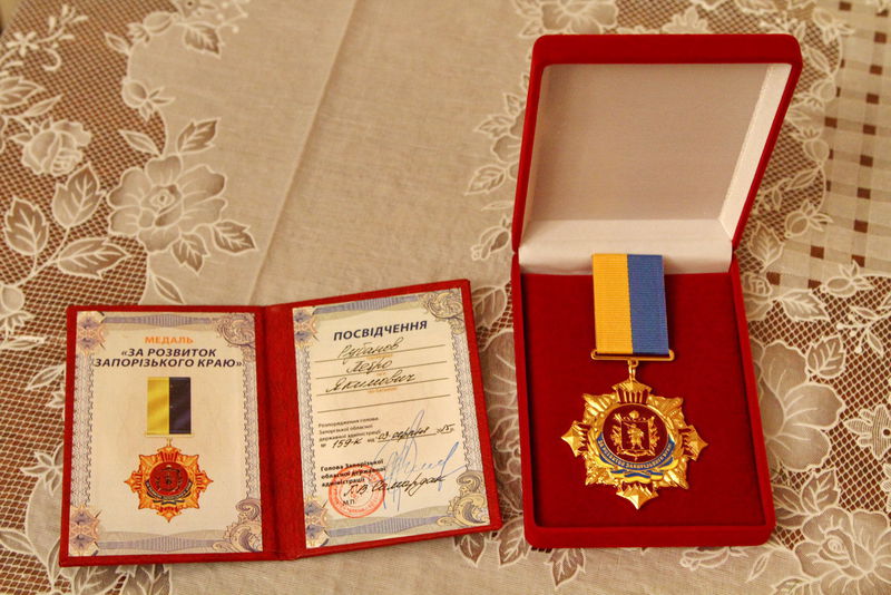 Григорій Самардак вручив медаль «За розвиток Запорізького краю» ветерану Петру Рубанову