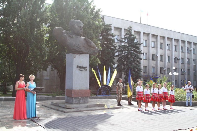 Запоріжці поклали квіти до пам’ятника Тараса Шевченка