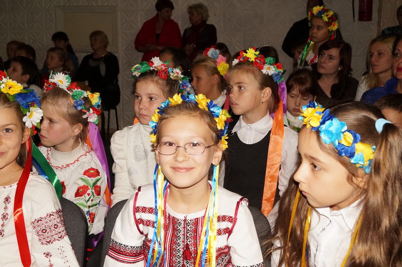 Разом з дружною Президента України запорізькі школярі вклеїли в «Книгу миру» фото найщасливіших митей свого життя