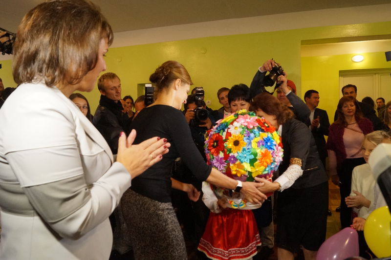Разом з дружною Президента України запорізькі школярі вклеїли в «Книгу миру» фото найщасливіших митей свого життя