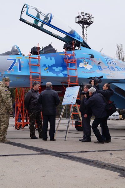 Петро Порошенко перевірив літак-винищувач, модернізований запорізьким заводом
