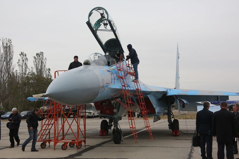 Петро Порошенко перевірив літак-винищувач, модернізований запорізьким заводом