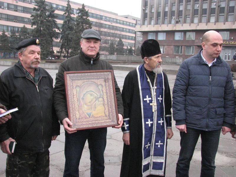 Запорізькі козаки везуть на передову гуманітарну допомогу та ікону Божої Матері