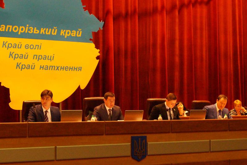 На сесії обласної ради кращі представники регіону отримали державні нагороди