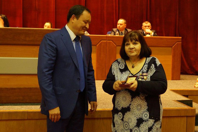 На сесії обласної ради кращі представники регіону отримали державні нагороди