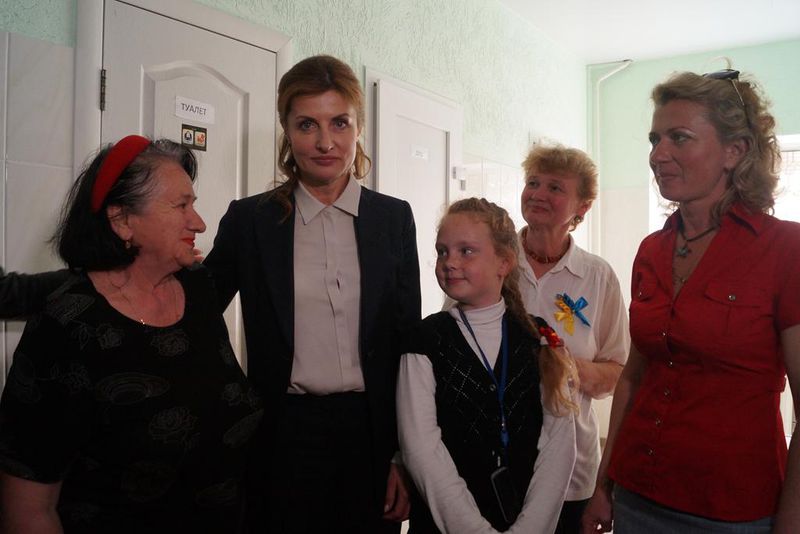 Марина Порошенко вручила телевізор волонтерам «Солдатського привалу»