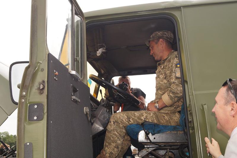 Костянтин Бриль передав військовим ключі від відремонтованого автомобіля