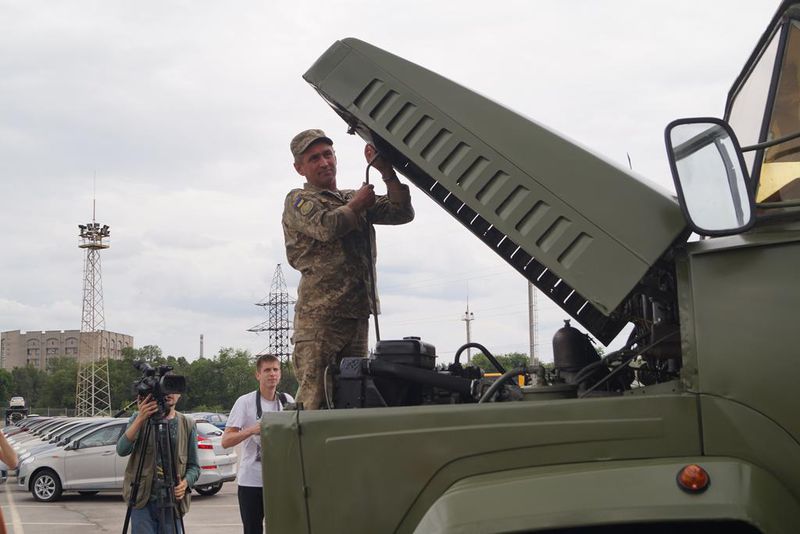 Костянтин Бриль передав військовим ключі від відремонтованого автомобіля