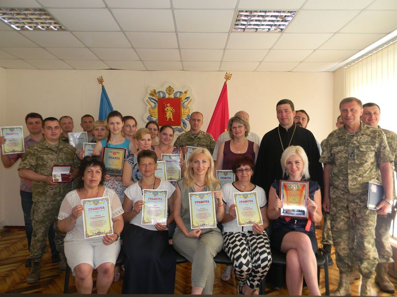 Військовим та волонтерам вручили нагороди до Дня Конституції України
