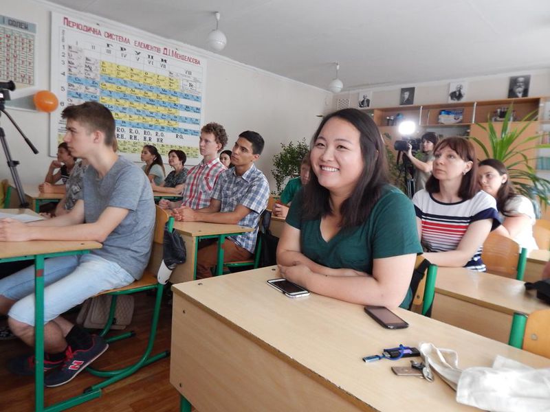 Волонтери зі США допомагають запорізьким школярам вивчати іноземну мову