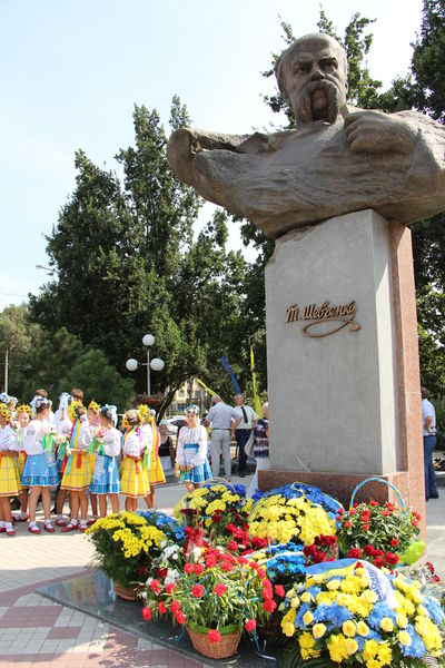 До Дня Державного прапора та річниці Незалежності до погруддя Шевченка поклали квіти