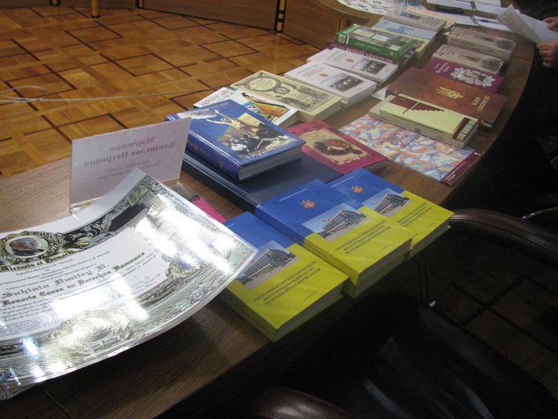 Запорізькі бійці отримали книги Першої козацької бібліотеки