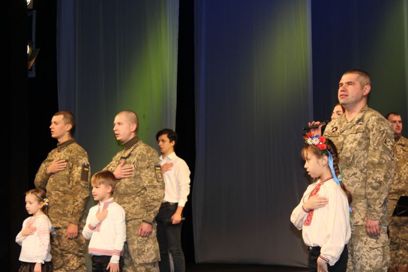 Молодь акціями та концертом привітала військових