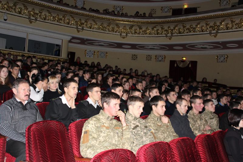 Молодь акціями та концертом привітала військових