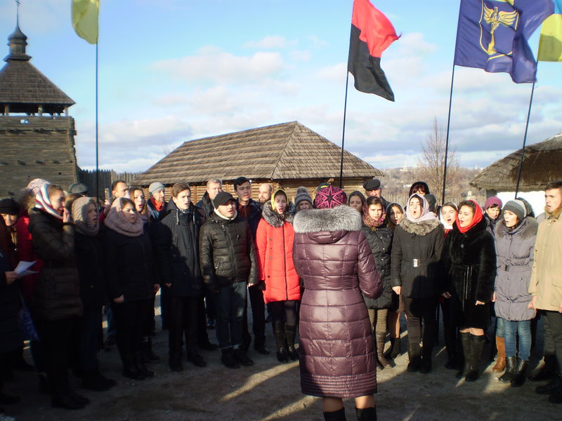 Борців за незалежність України вшанували патріотичними піснями та молебнем на Хортиці
