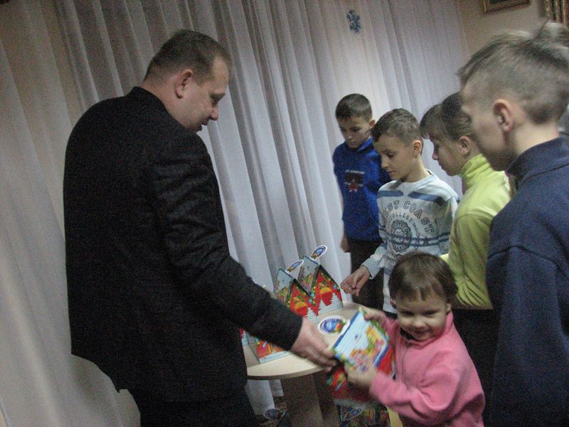 Вихованці православного будинку-інтернату отримали солодкі подарунки